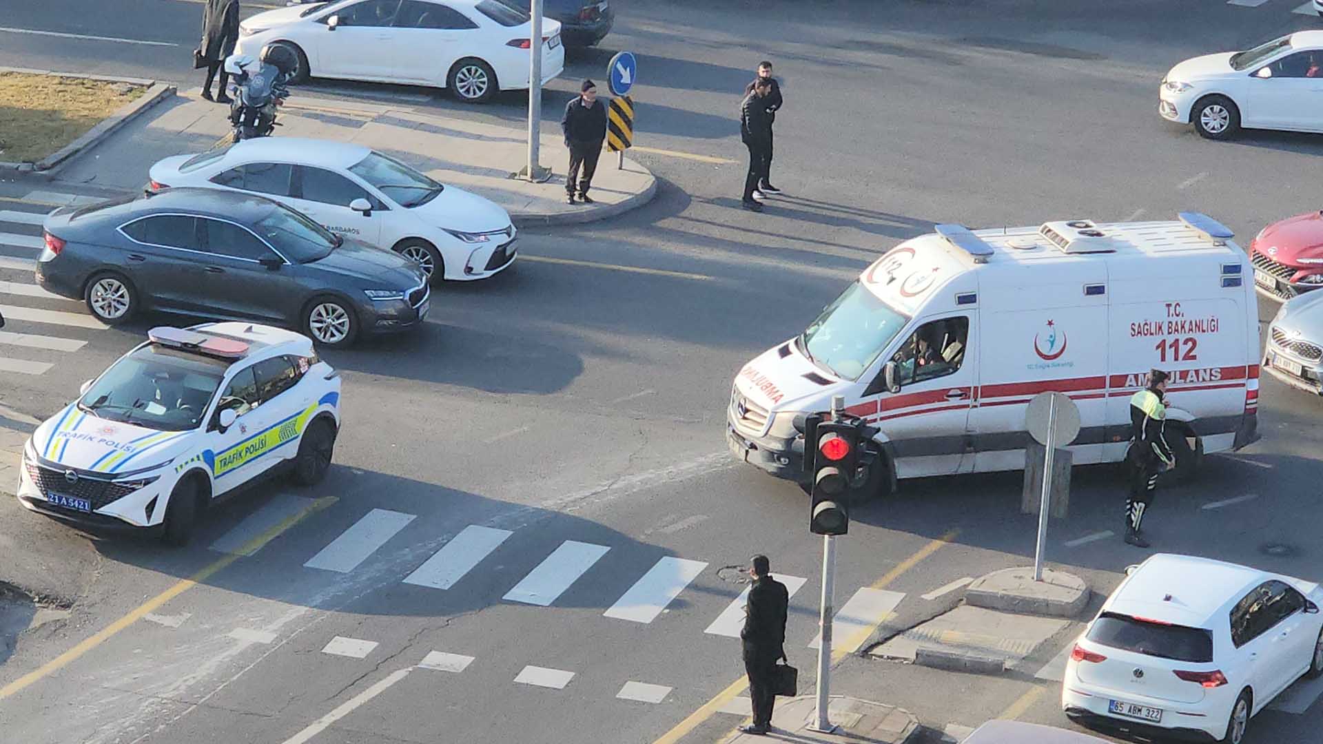 Diyarbakır’da Otomobilin Çarptığı Motosikletli Polis Yaralandı 1