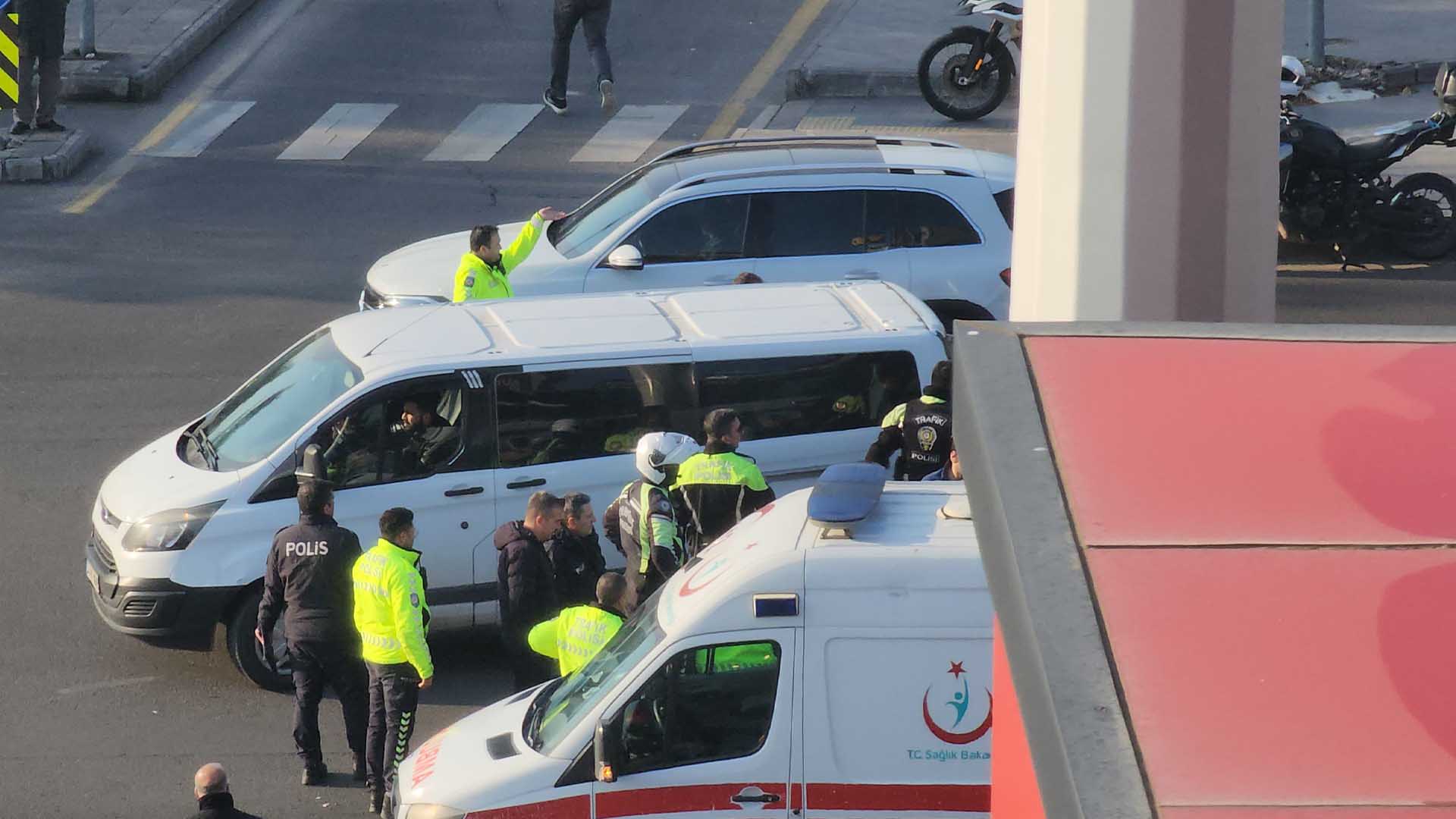 Diyarbakır’da Otomobilin Çarptığı Motosikletli Polis Yaralandı 2