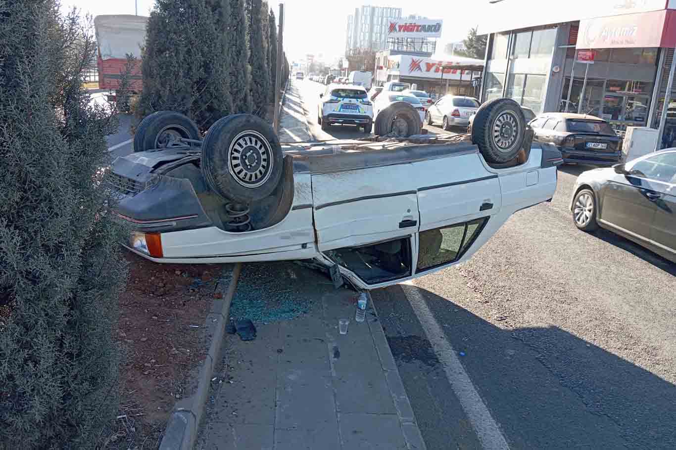 Diyarbakır’da Refüje Çarpıp Ters Dönen Otomobilde Burunları Bile Kanamadı 1