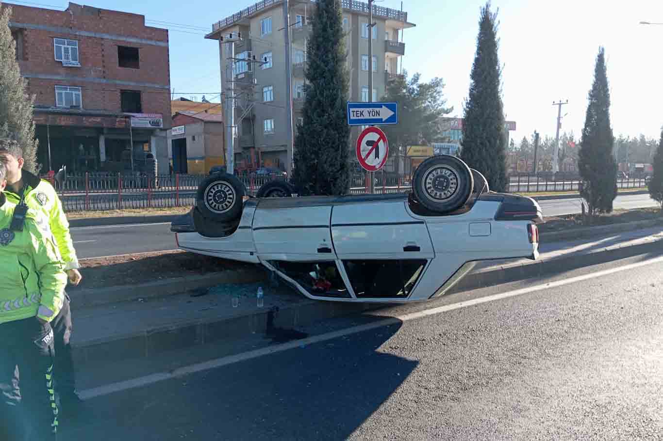 Diyarbakır’da Refüje Çarpıp Ters Dönen Otomobilde Burunları Bile Kanamadı 2