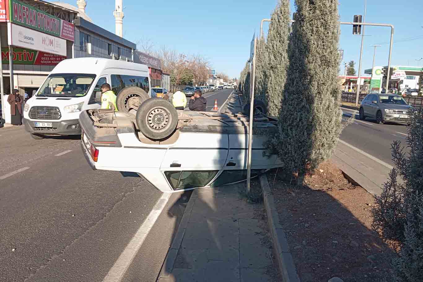 Diyarbakır’da Refüje Çarpıp Ters Dönen Otomobilde Burunları Bile Kanamadı 3