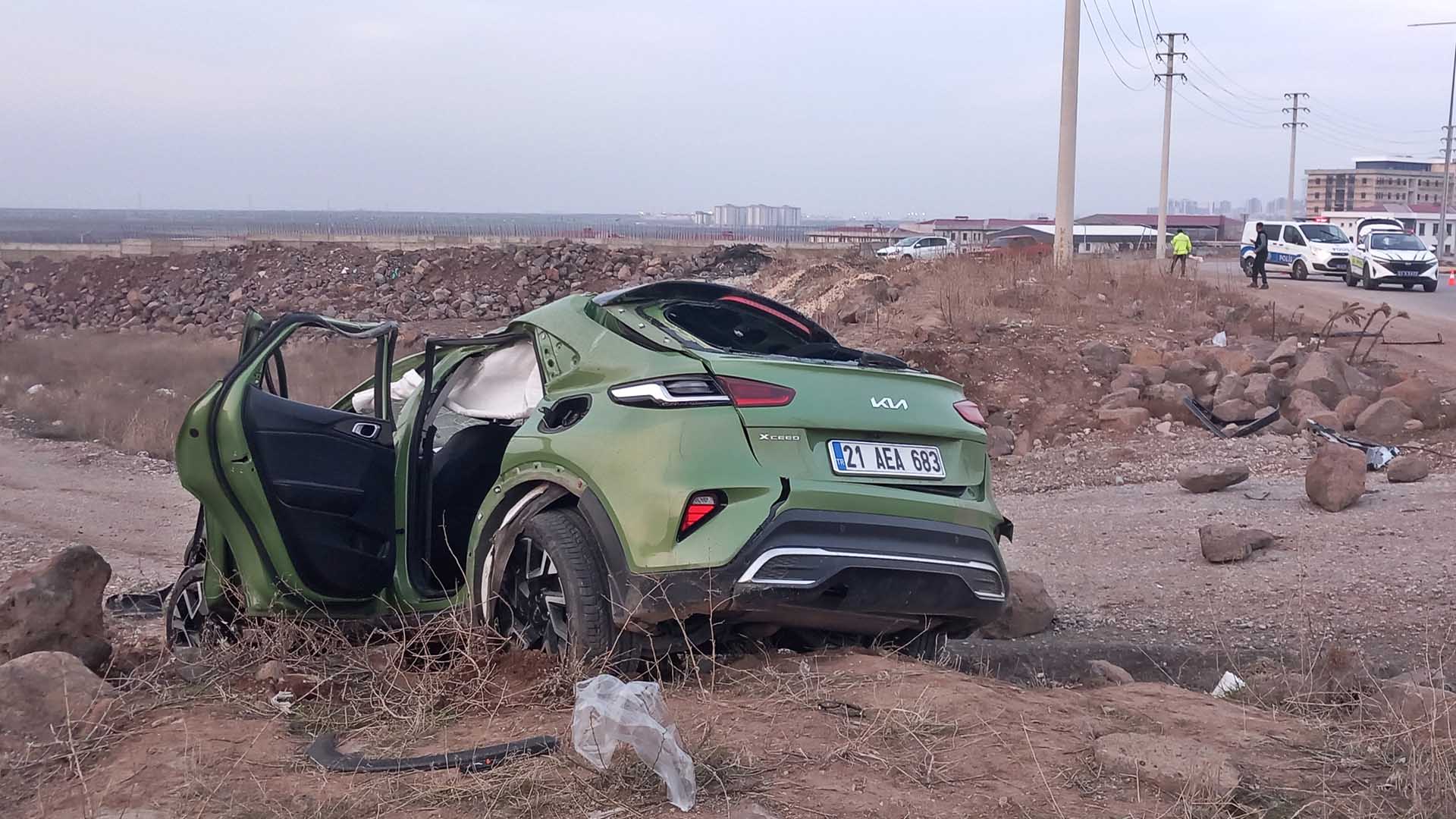 Diyarbakır'da Toprak Yığınına Çarpan Otomobil Takla Attı; 3 Ağır Yaralı 3