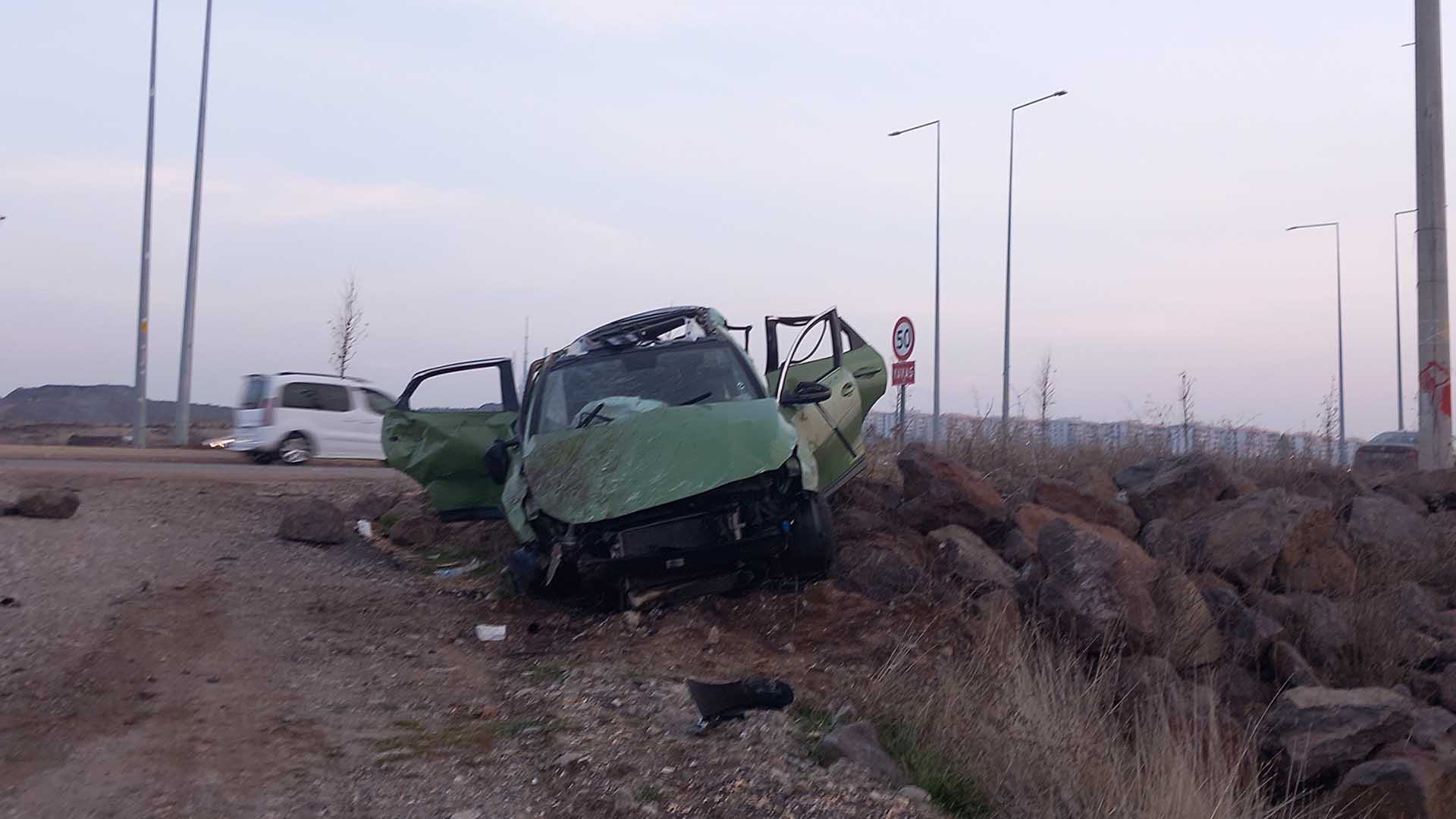 Diyarbakır'da Toprak Yığınına Çarpan Otomobil Takla Attı; 3 Ağır Yaralı 4