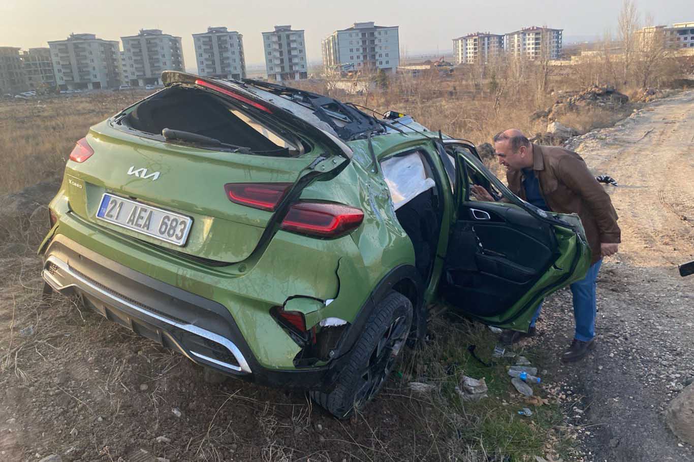 Diyarbakır'da Toprak Yığınına Çarpan Otomobil Takla Attı; 3 Ağır Yaralı 5