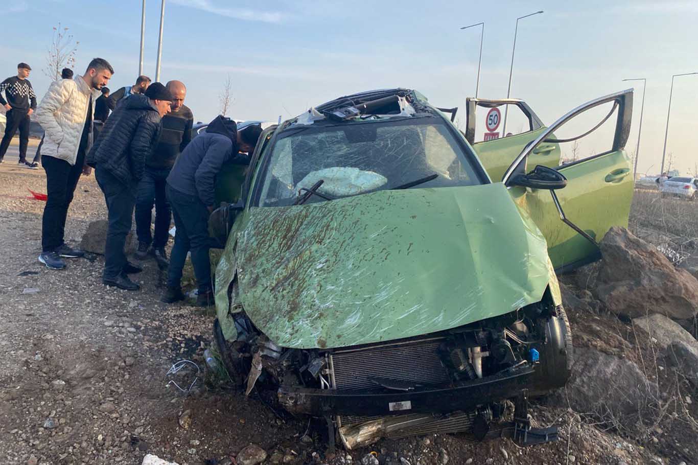 Diyarbakır'da Toprak Yığınına Çarpan Otomobil Takla Attı; 3 Ağır Yaralı 6