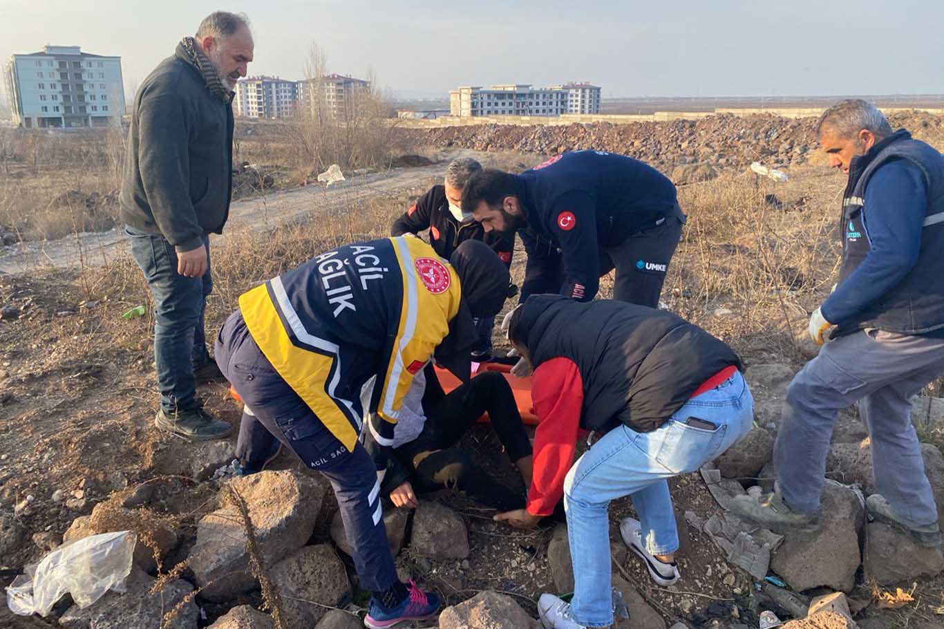 Diyarbakır'da Toprak Yığınına Çarpan Otomobil Takla Attı; 3 Ağır Yaralı 7