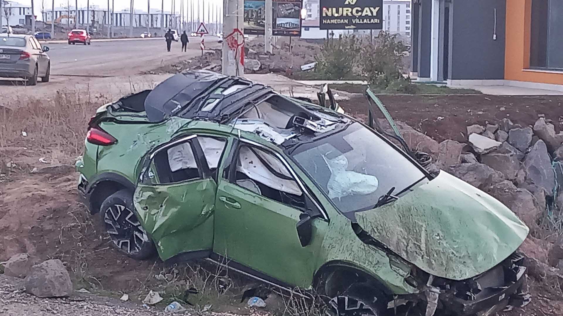 Diyarbakır'da Toprak Yığınına Çarpan Otomobil Takla Attı; 3 Ağır Yaralı 9