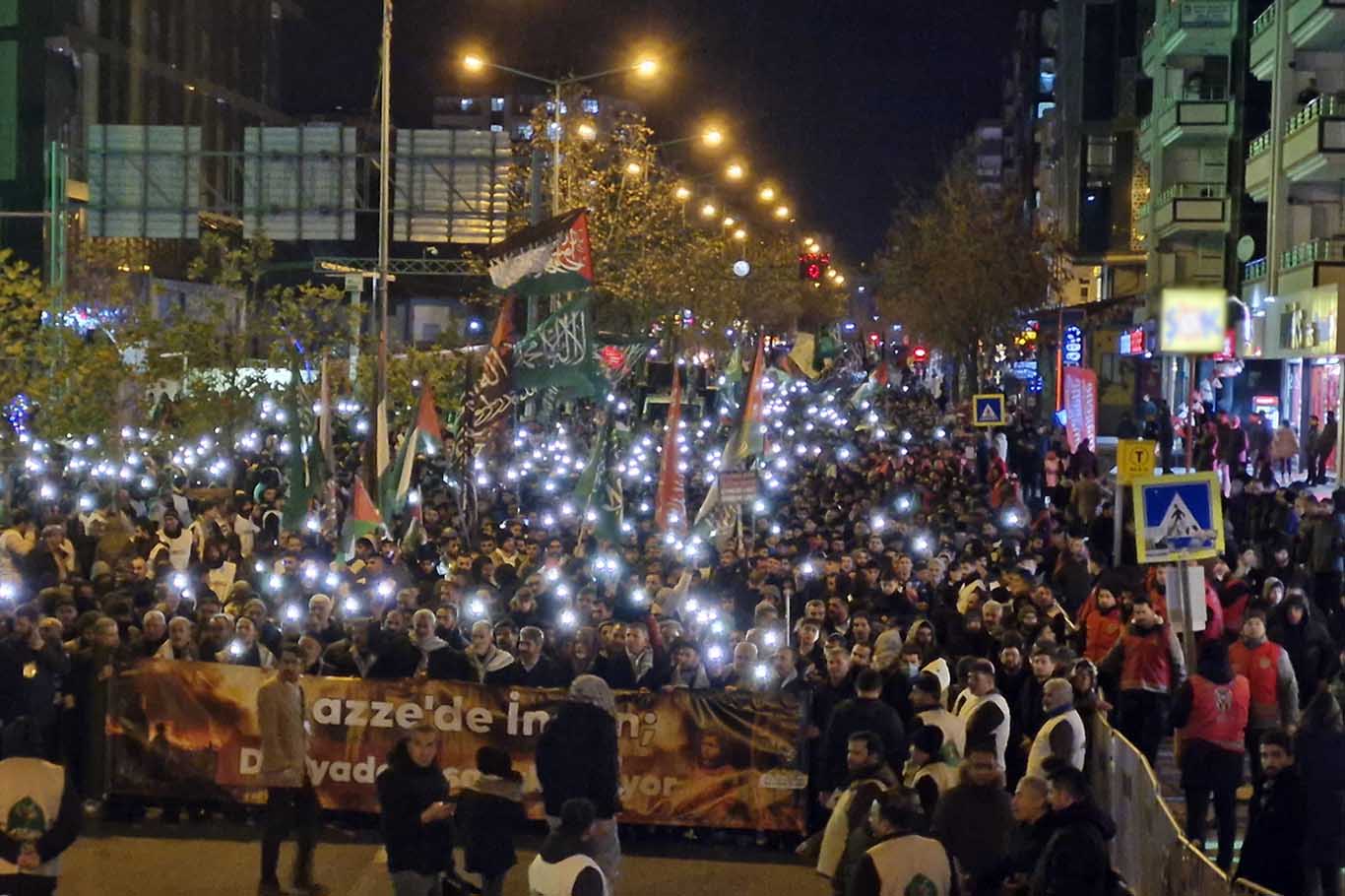 Diyarbakır'da Yılın Son Gününde Gazze Için Yürüdüler 1