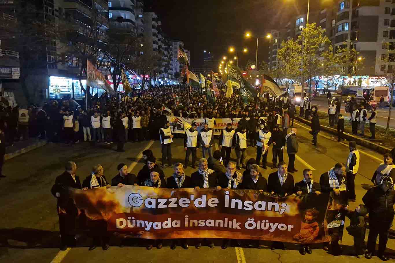 Diyarbakır'da Yılın Son Gününde Gazze Için Yürüdüler 5