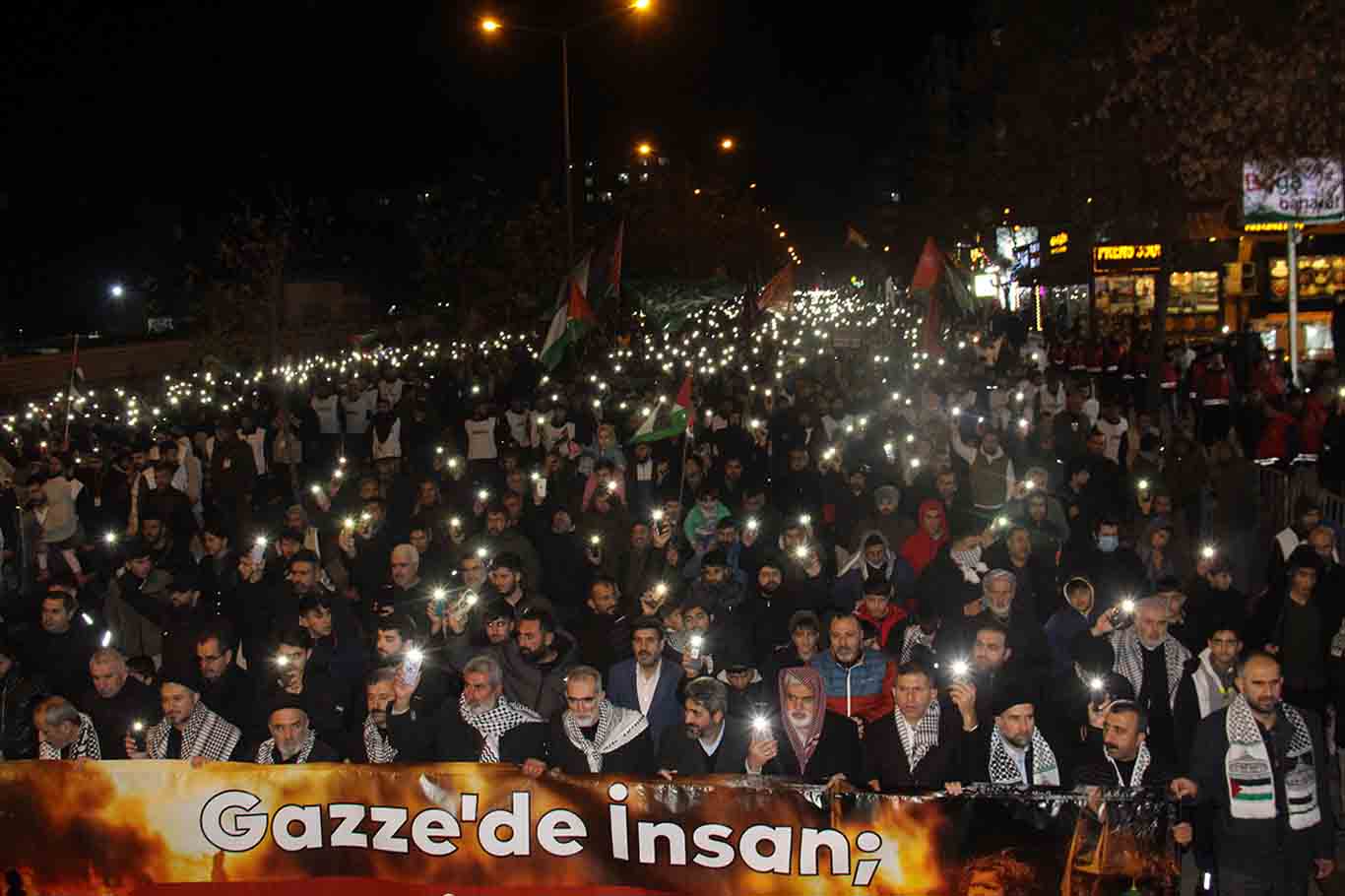 Diyarbakır'da Yılın Son Gününde Gazze Için Yürüdüler 7