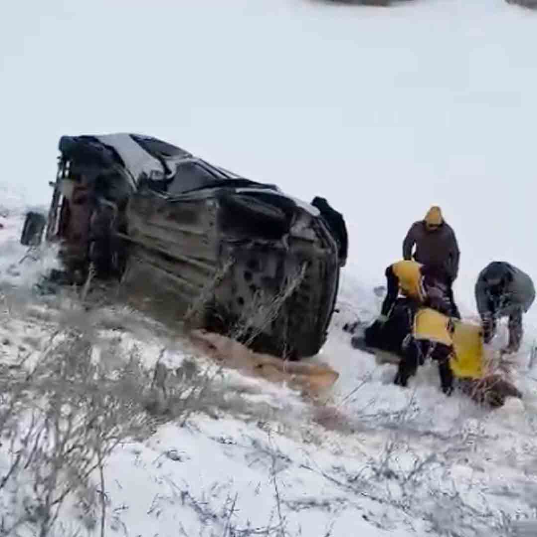 Erzurum’da Hafif Ticari Araç Ile Otomobil Çarpıştı 2 Ölü, 3 Yaralı 3