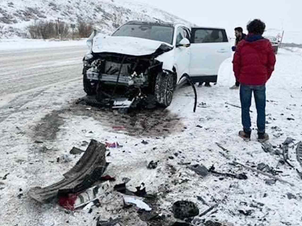 Erzurum’da Hafif Ticari Araç Ile Otomobil Çarpıştı 2 Ölü, 3 Yaralı 4