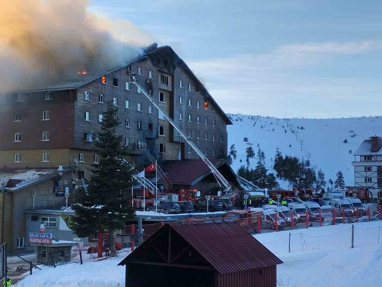 Kayak Merkezi’nde Geceden Beri Devam Eden Yangında 10 Kişi Öldü, 32 Kişi Yaralandı 6