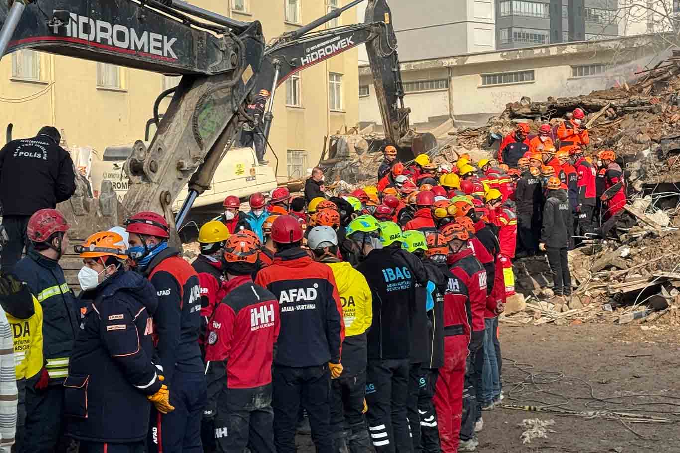 Konya'da Çöken 4 Katlı Binanın Enkazında 1 Kişinin Cansız Bedeni Bulundu, 1 Kişi Aranıyor 10