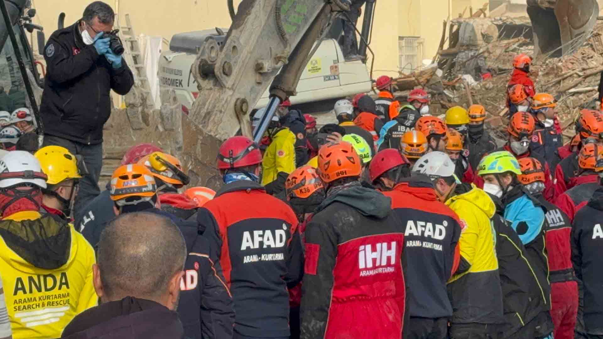 Konya'da Çöken 4 Katlı Binanın Enkazında 1 Kişinin Cansız Bedeni Bulundu, 1 Kişi Aranıyor 7