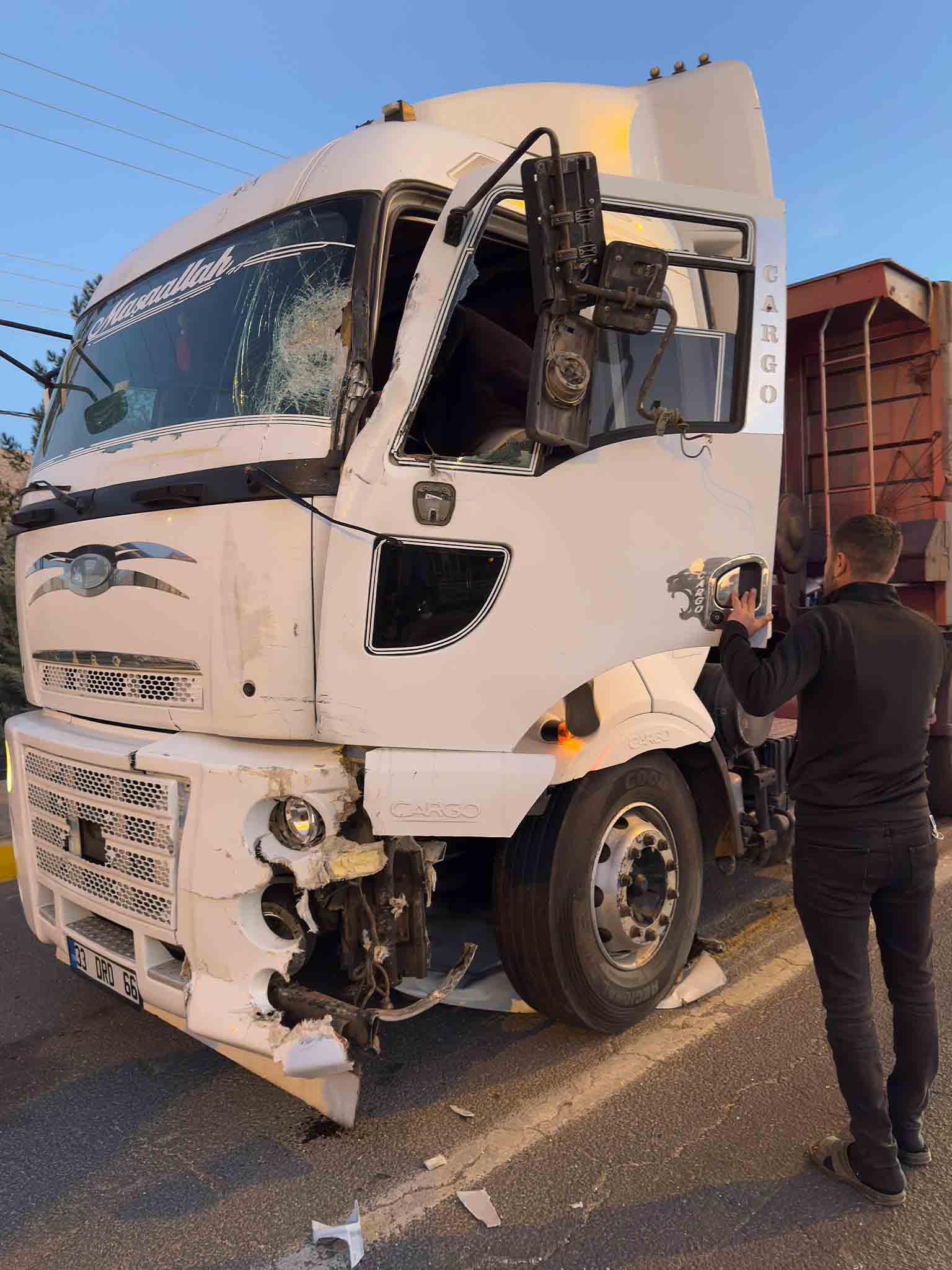 Mardin'de Işçi Servisi Ile Kamyon Çarpıştı 11 Yaralı 3