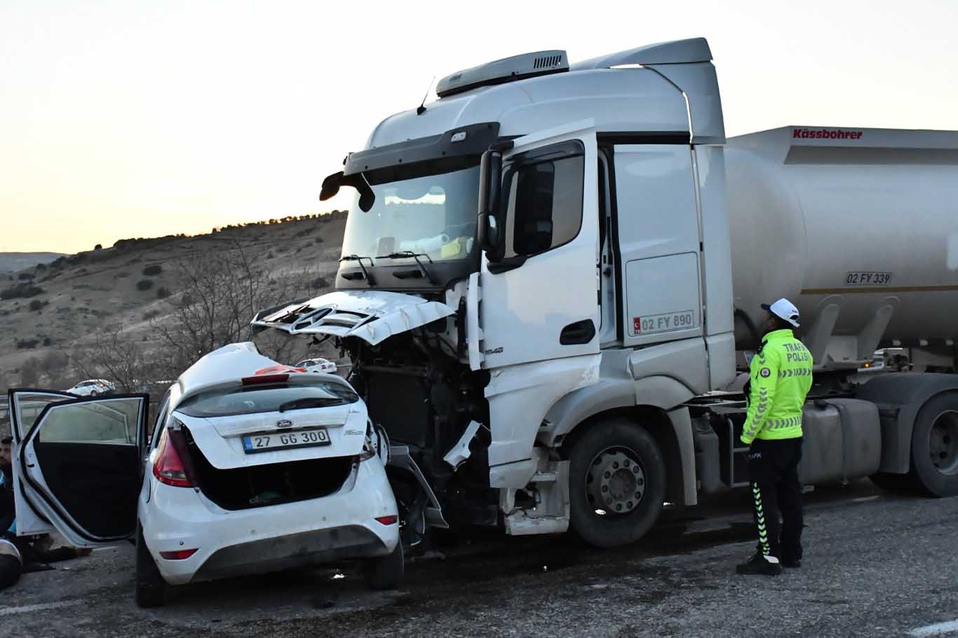 Otomobi̇l İle Yakit Tanker Çarpişti 3 Ölü, 4 Yarali 2