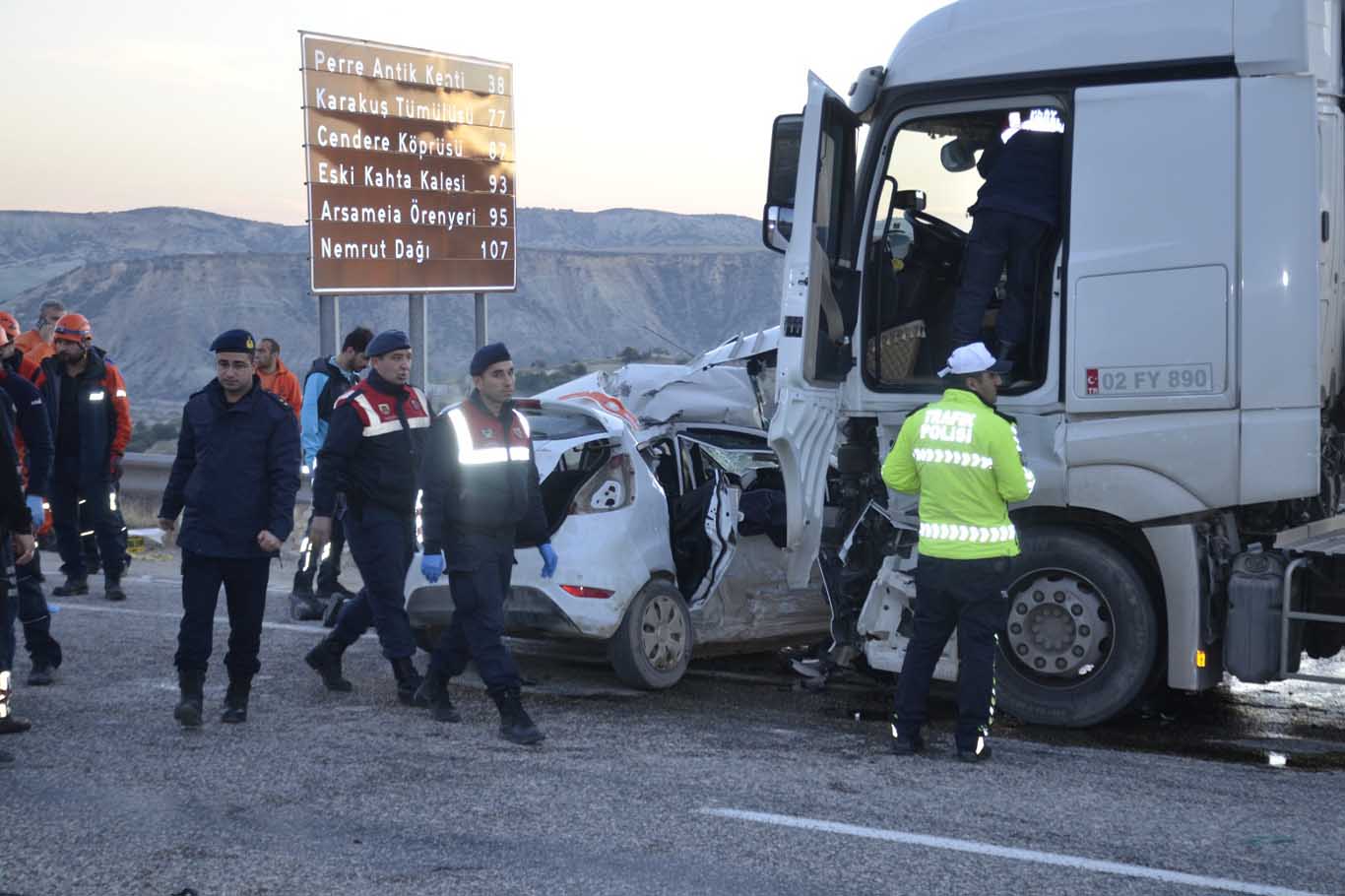 Otomobi̇l İle Yakit Tanker Çarpişti 3 Ölü, 4 Yarali 3