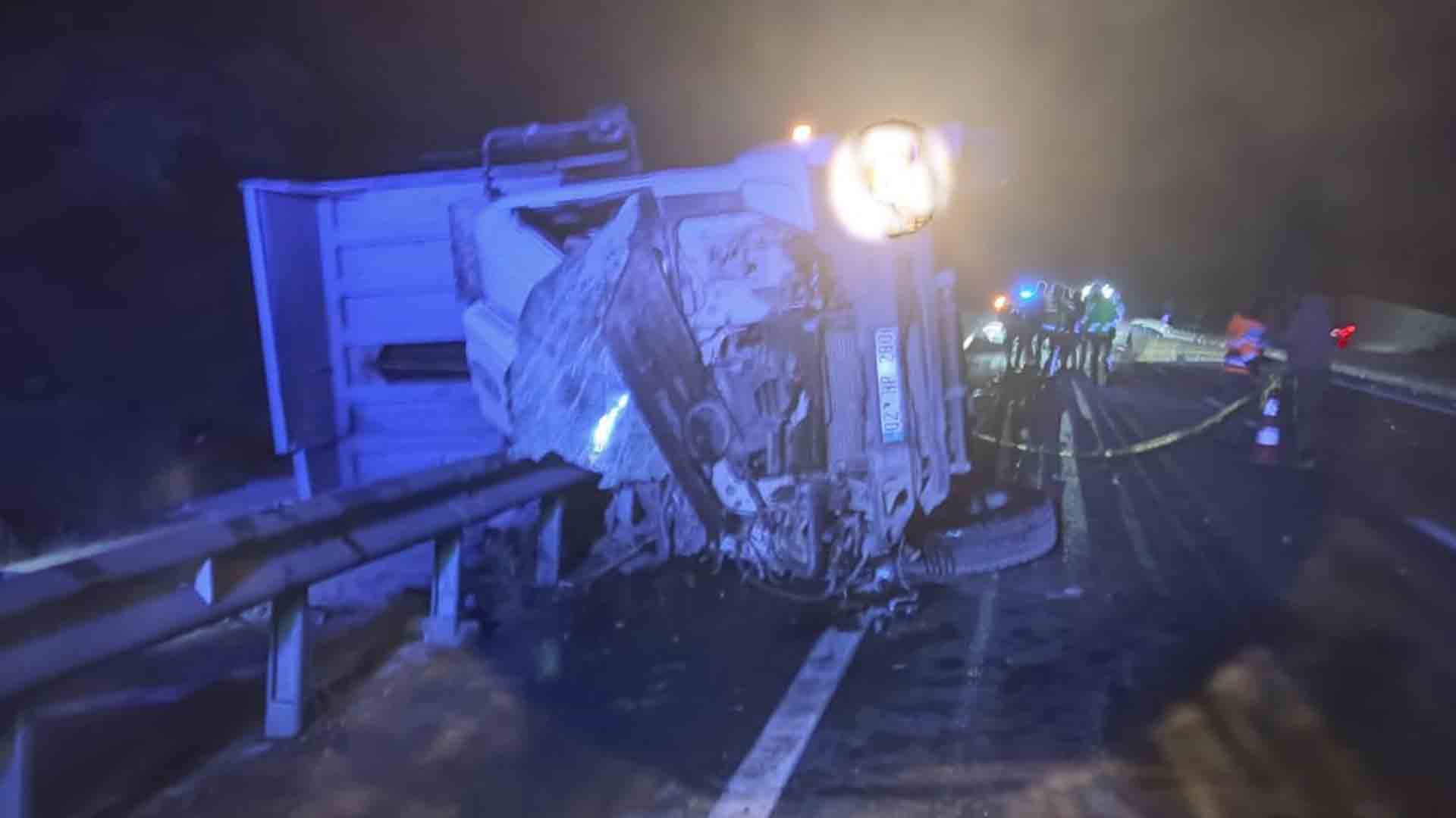 Tünel Çıkışı Virajı Alamayan Tir Devrildi 2 Ölü 1