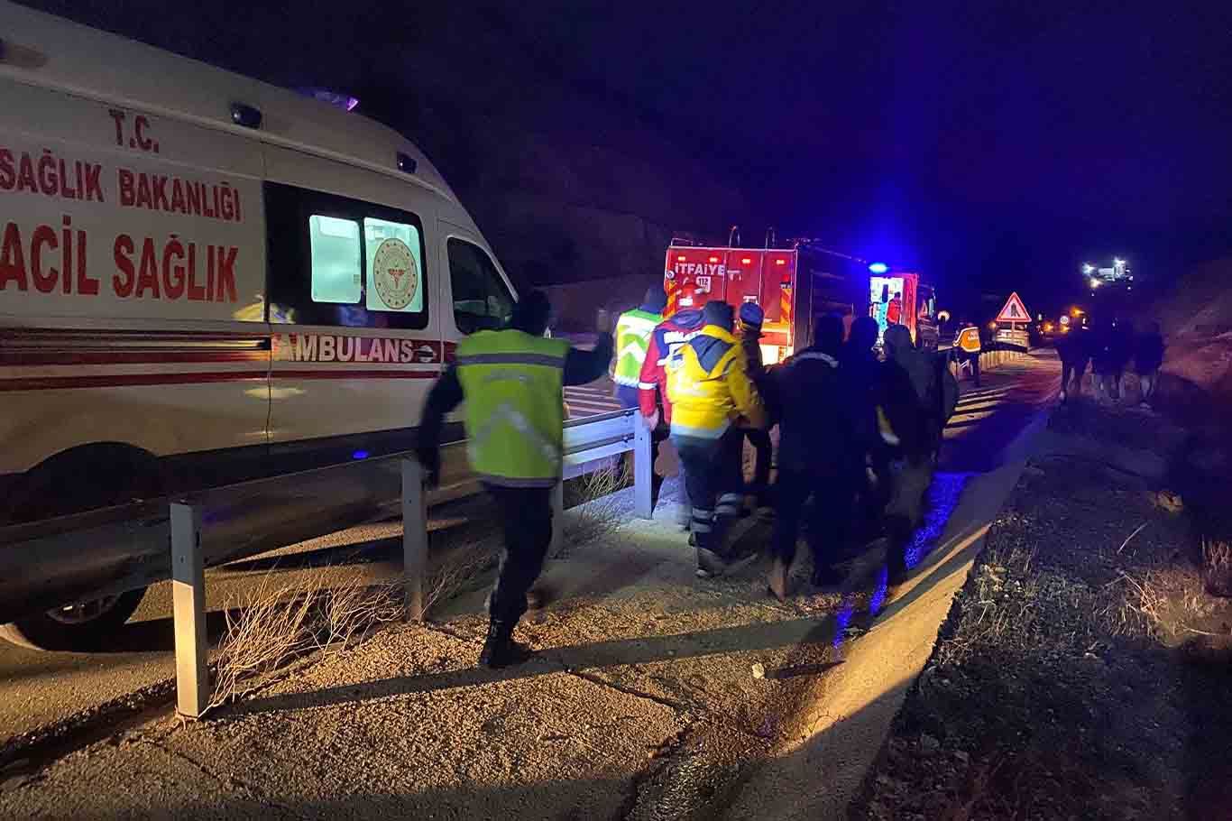 Tünel Çıkışı Virajı Alamayan Tir Devrildi 2 Ölü 3