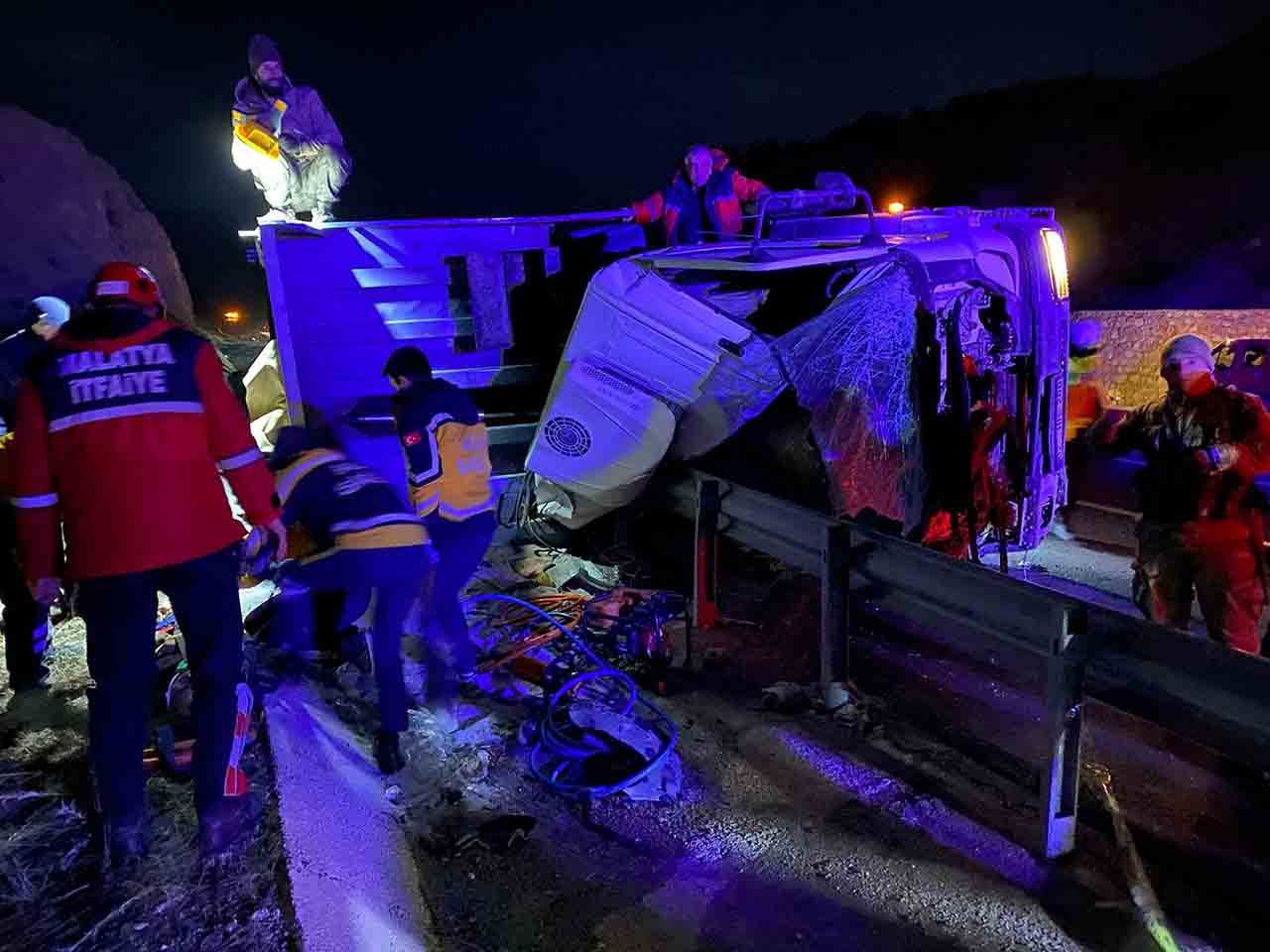 Tünel Çıkışı Virajı Alamayan Tir Devrildi 2 Ölü 4