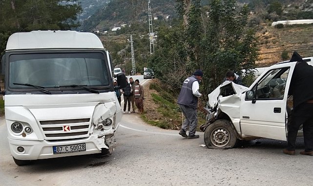 Antalya39Da Ogrenci Servisi Ile Kamyonet Carpisti 2139I Ogrenci 24 Yarali