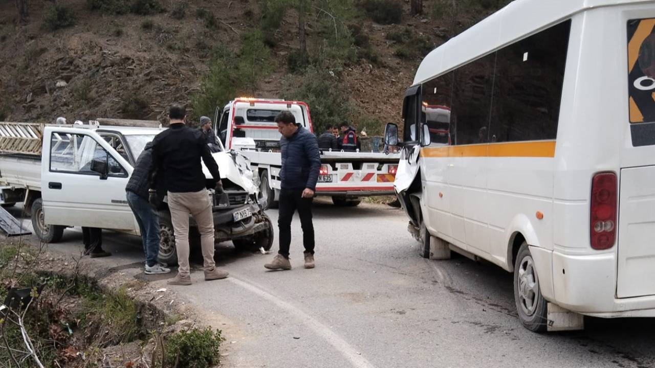 Antalyada Ogrenci Servisi Ile Kamyonet Carpisti 21I Ogrenci 24 Yarali