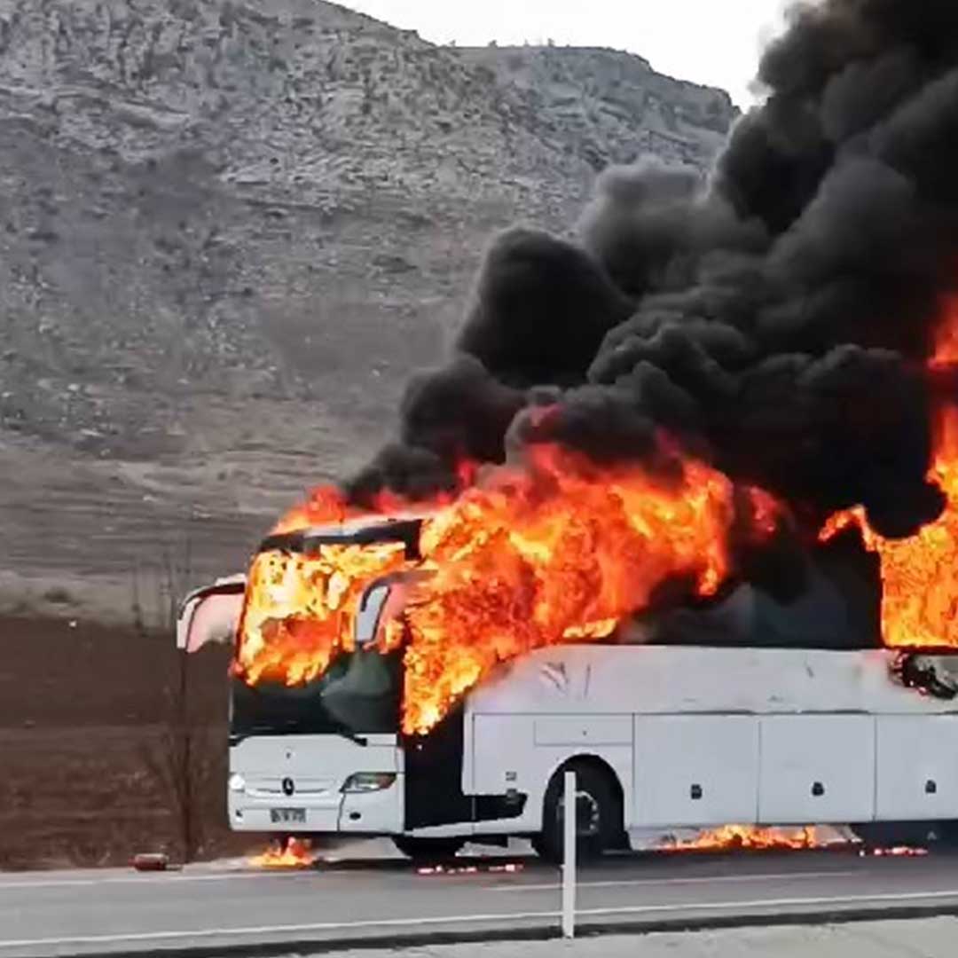 Batman'da Motor Kısmından Alev Alan Yolcu Otobüsü, Yanarak Kullanılamaz Hale Geldi 2