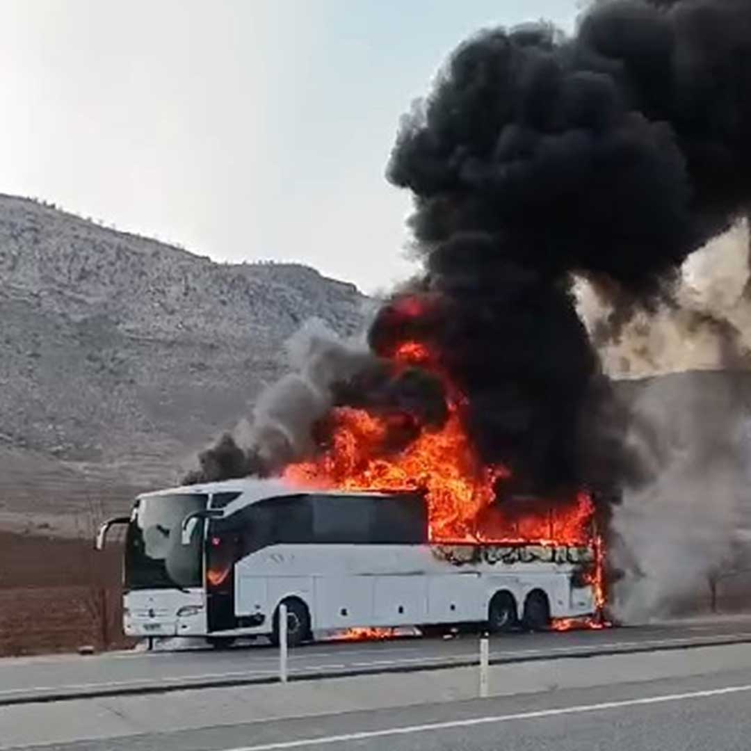 Batman'da Motor Kısmından Alev Alan Yolcu Otobüsü, Yanarak Kullanılamaz Hale Geldi 3