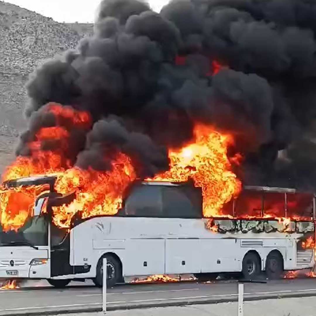 Batman'da Motor Kısmından Alev Alan Yolcu Otobüsü, Yanarak Kullanılamaz Hale Geldi 4