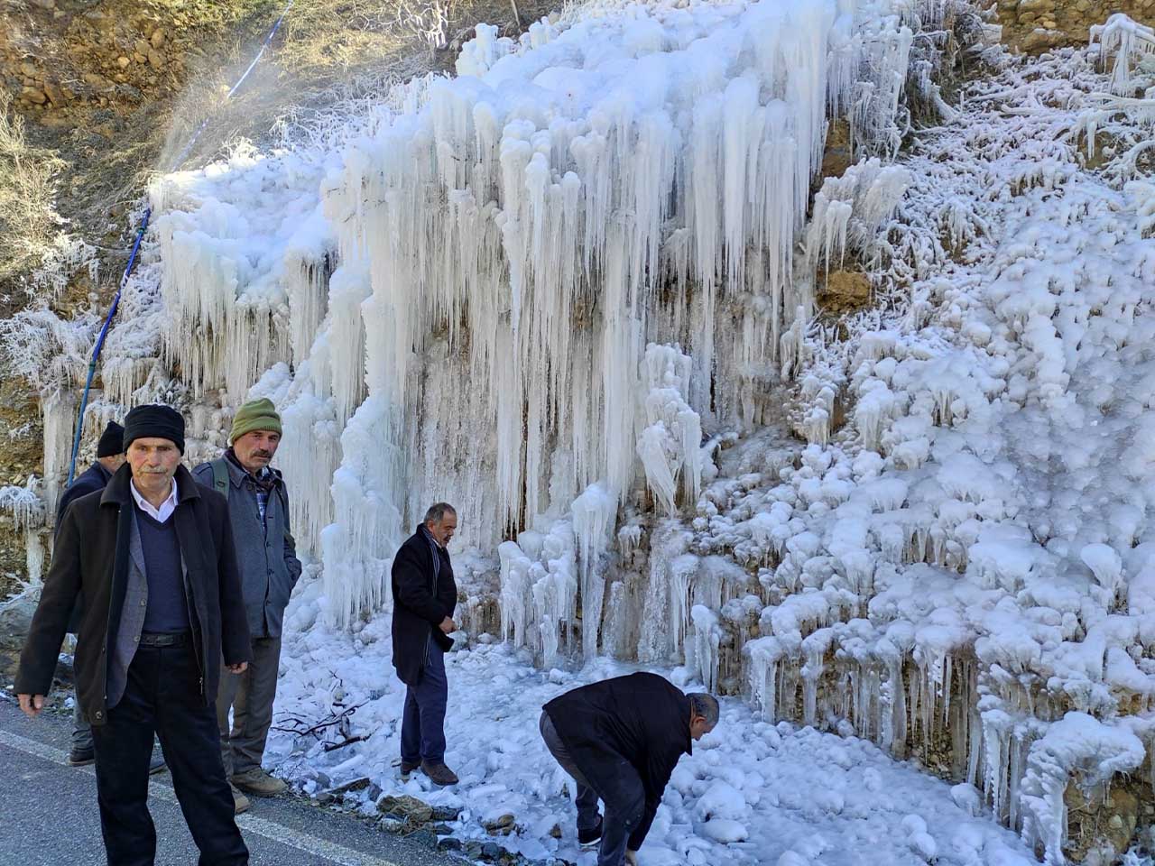 Batman'da Şelale Dondu, 30 Metreyi Bulan Buz Sarkıtları Oluştu 1