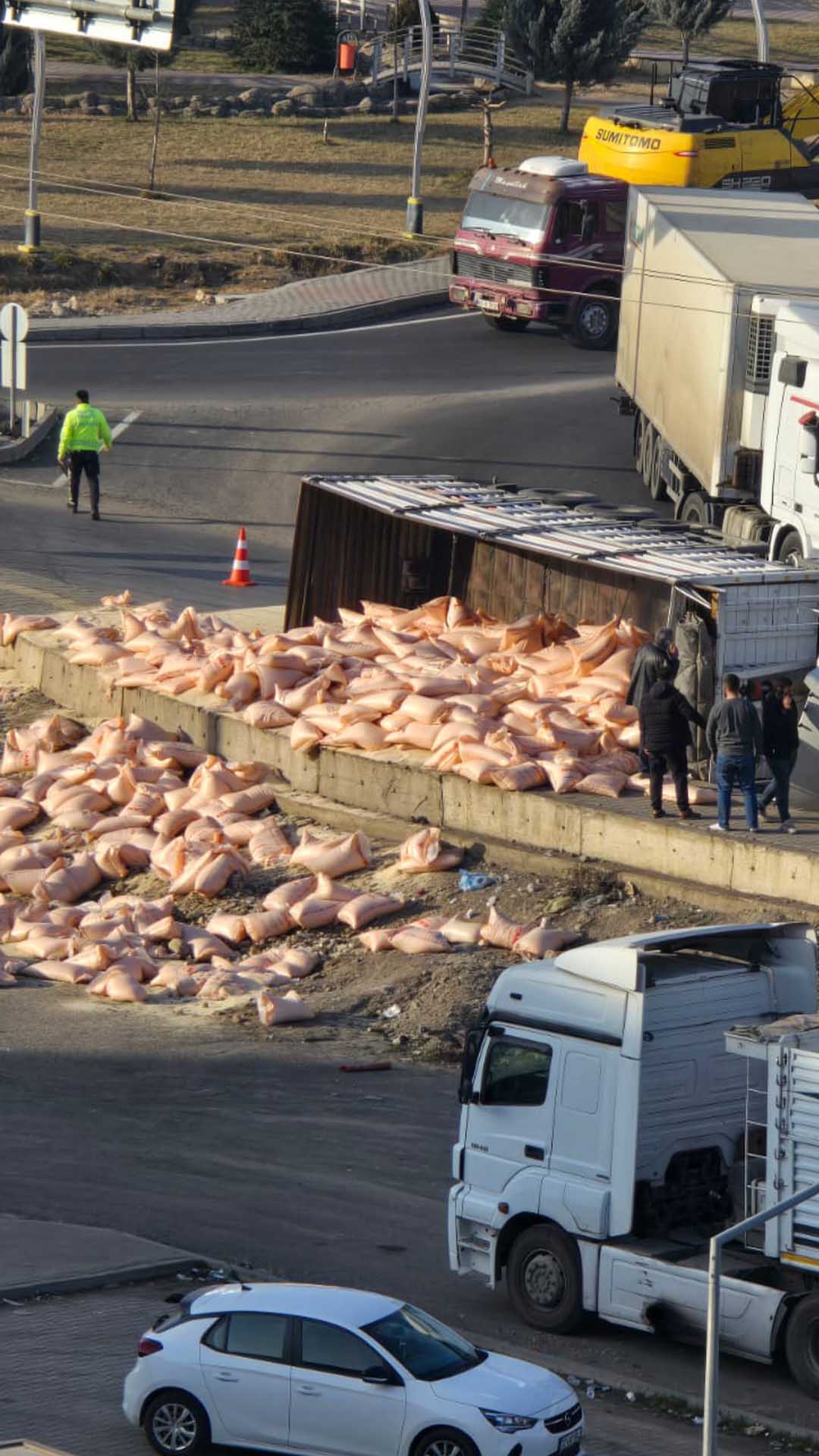 Bismil’de Gübre Yüklü Tır, Kavşakta Devrildi 1