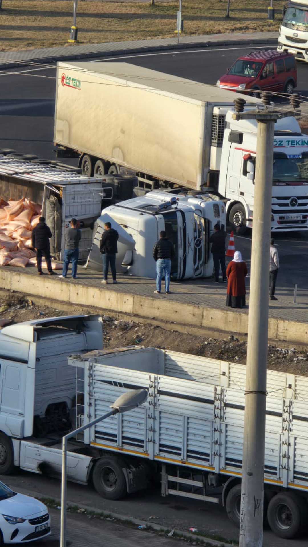 Bismil’de Gübre Yüklü Tır, Kavşakta Devrildi 2