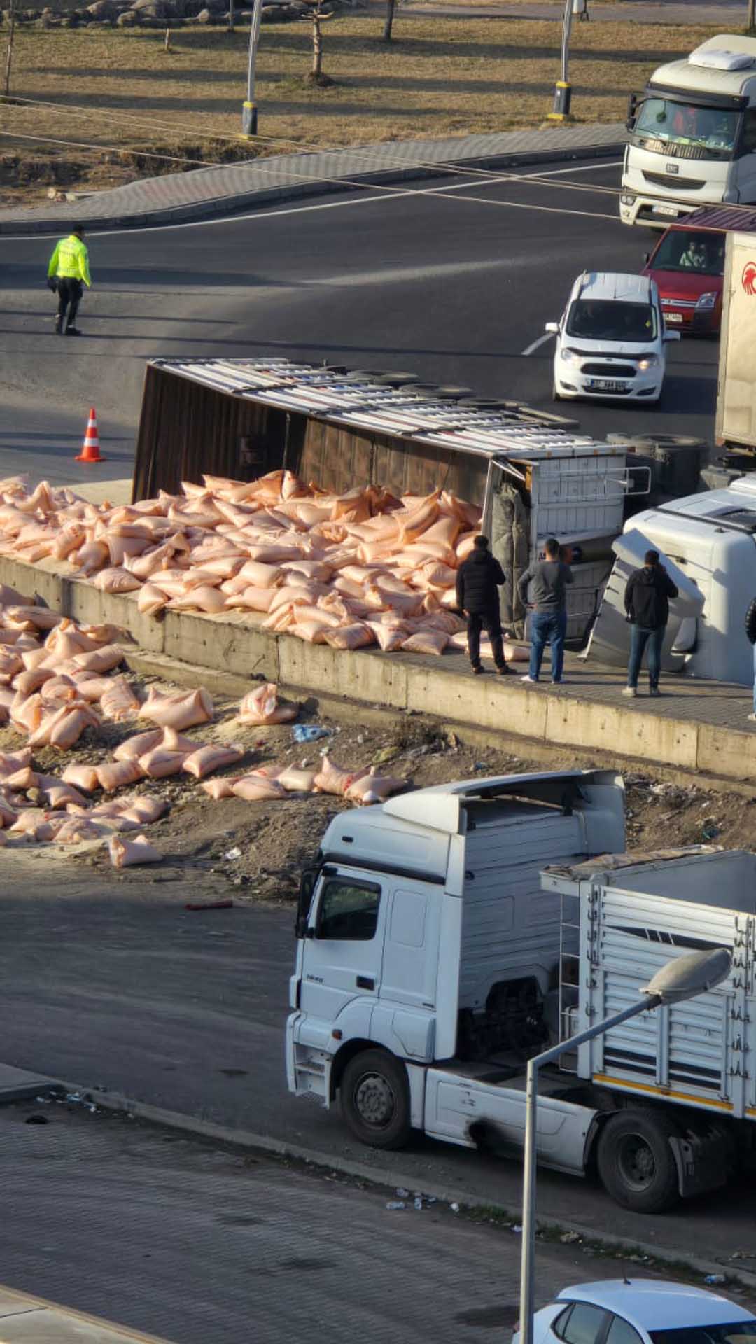 Bismil’de Gübre Yüklü Tır, Kavşakta Devrildi 3