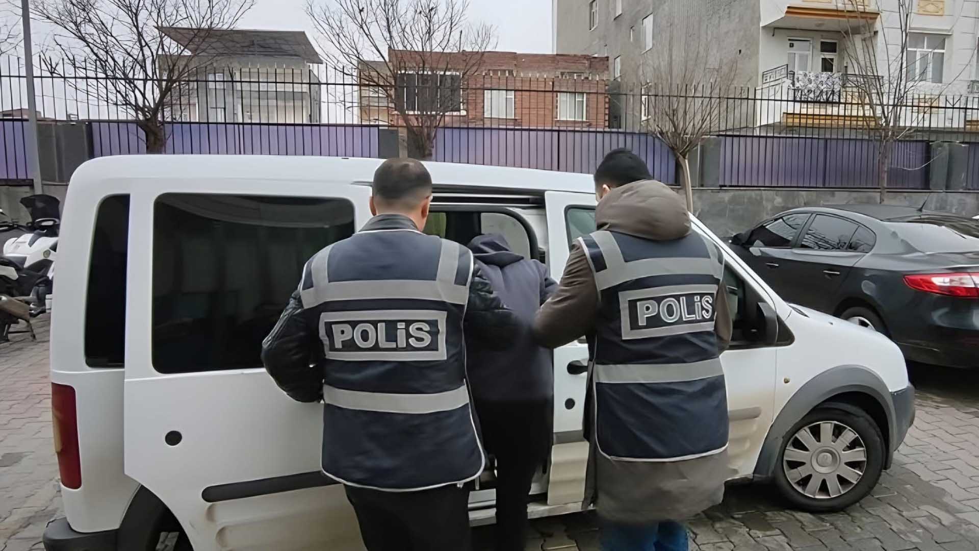 Bismil’de Kadın Kıyafeti Giyerek Hırsızlık Yapan Erkek Şüpheli Yakalandı 1