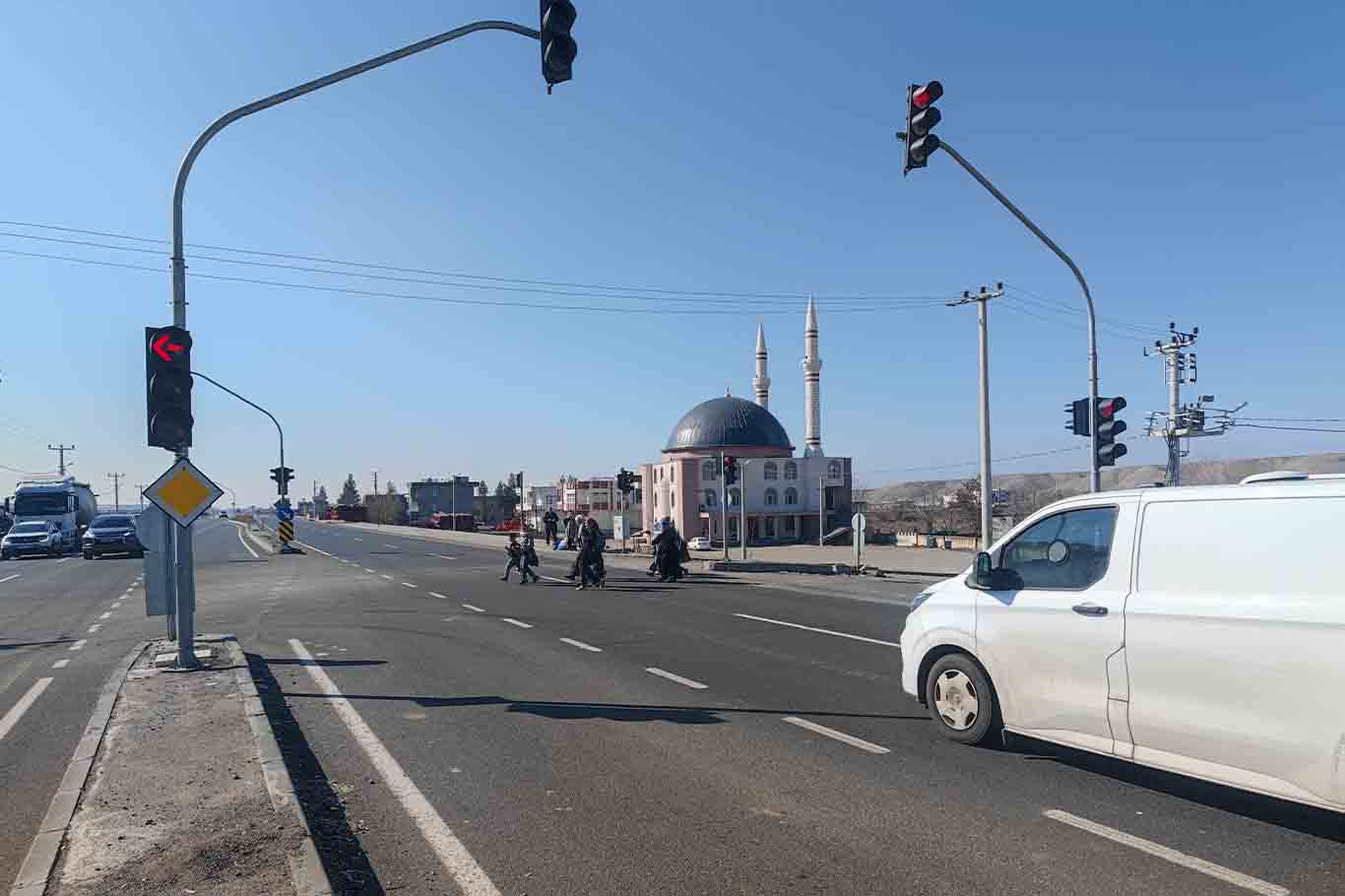 Bismil’de Vatandaş, Araçların Kırmızı Işıkta Durmadığı Kavağı Ci̇mer’e Şikayet Etti 1