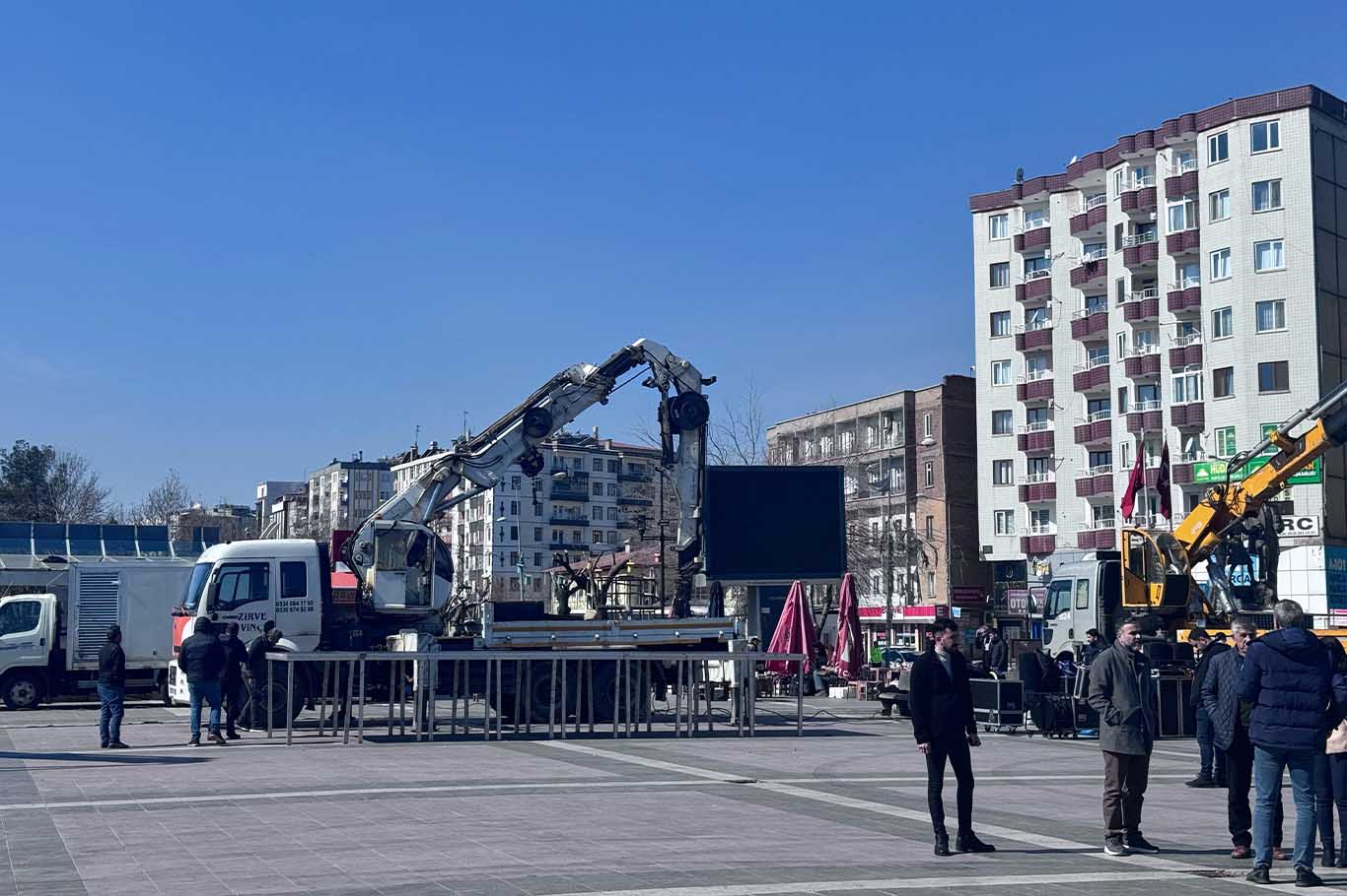 Dem Parti Heyetinin Yapacağı Açıklama Öncesi Diyarbakır’da Dev Ekranlar Ve Ses Sistemleri Kuruldu 2