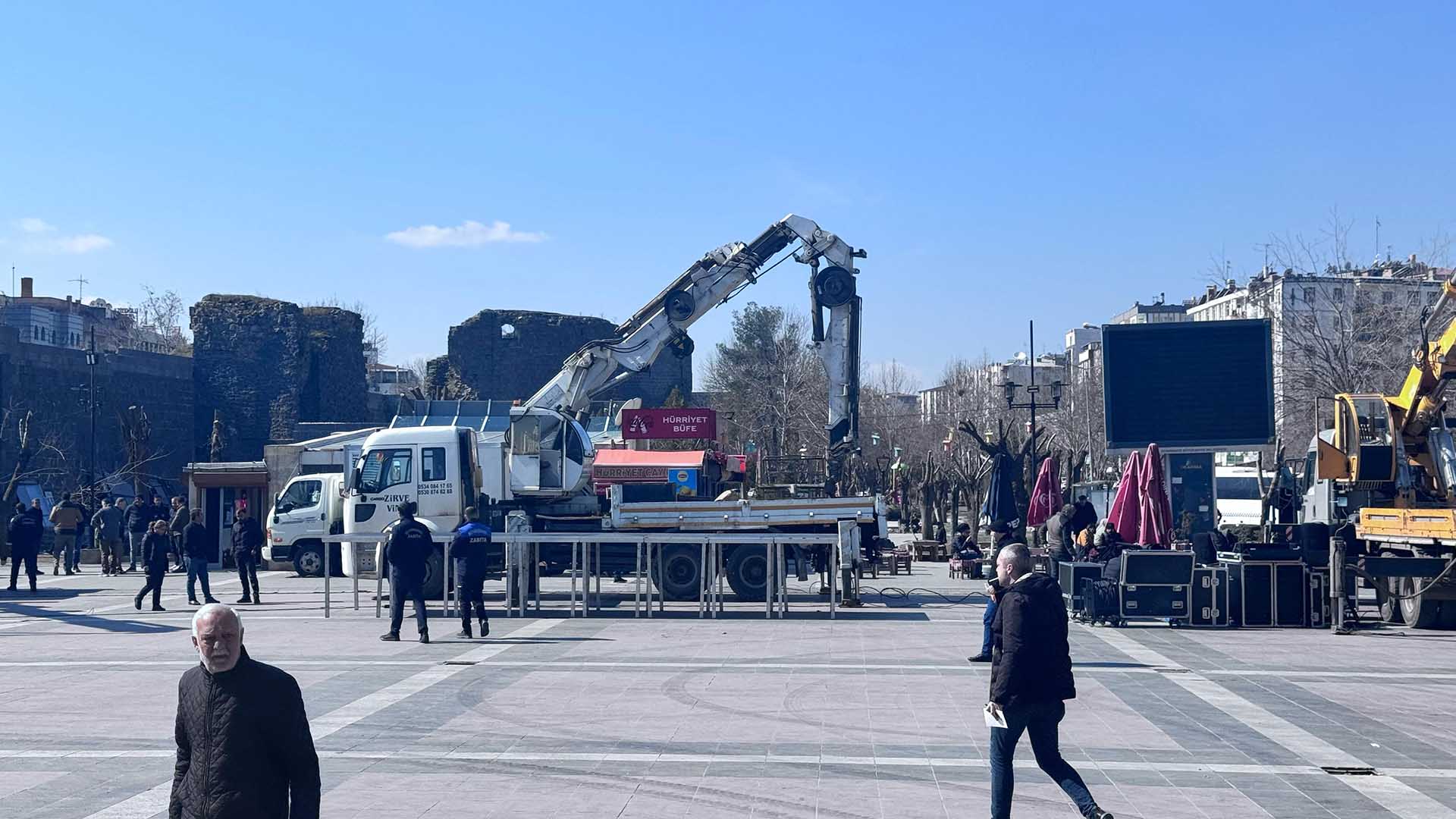 Dem Parti Heyetinin Yapacağı Açıklama Öncesi Diyarbakır’da Dev Ekranlar Ve Ses Sistemleri Kuruldu 4