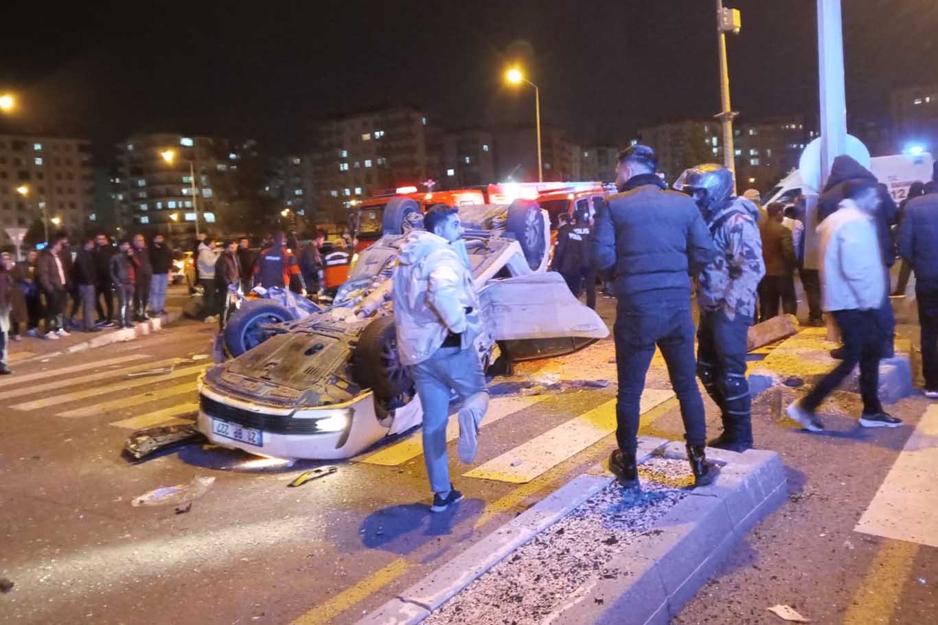 Diyarbakır’da Çarpışan 2 Otomobilden Devrildi; 1’I Ağır 4 Yaralı 1