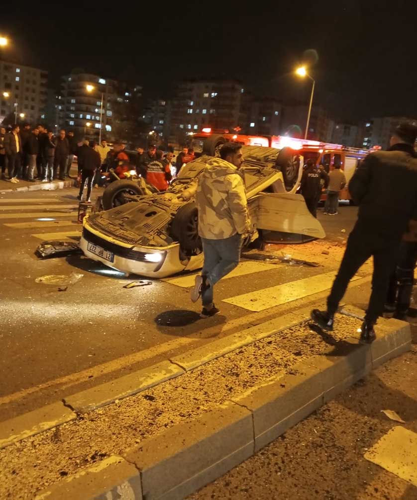 Diyarbakır’da Çarpışan 2 Otomobilden Devrildi; 1’I Ağır 4 Yaralı 3