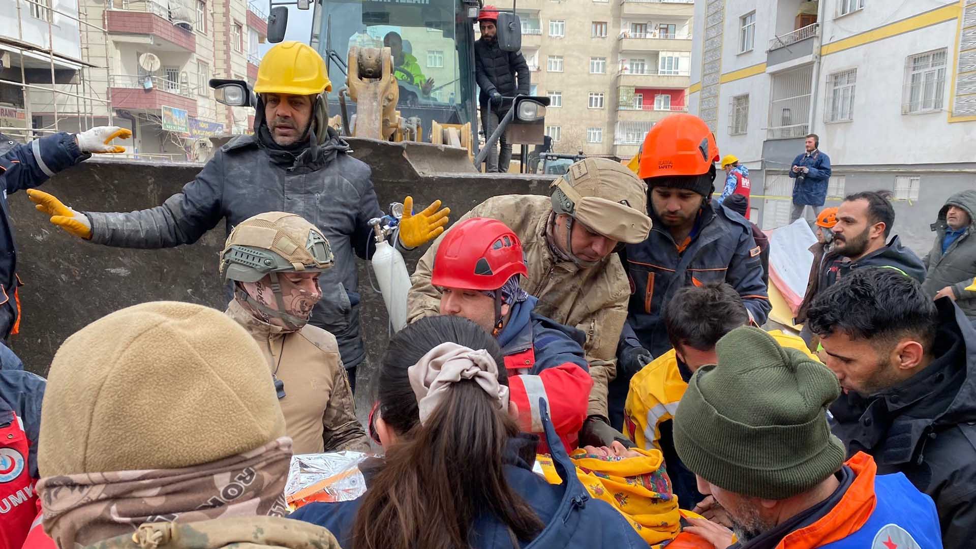 Diyarbakır’da Depremde Yıkılan Evde Ikiz Evlatlarını Ve Eşini Kaybeden Annenin Bitmeyen Acısı 1