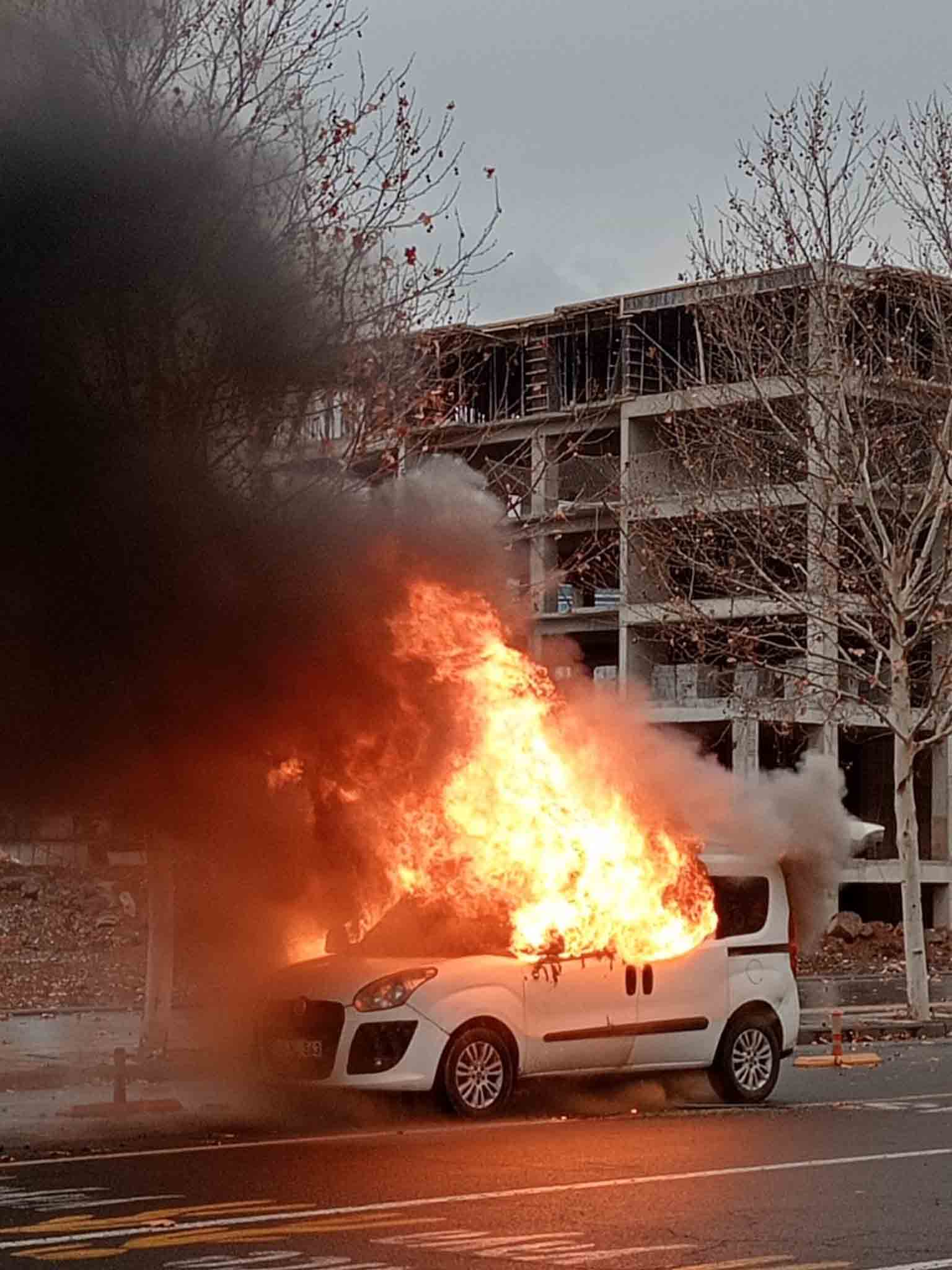 Diyarbakır’da Hafif Ticari Araç Yanarak Kullanılamaz Hale Geldi 1