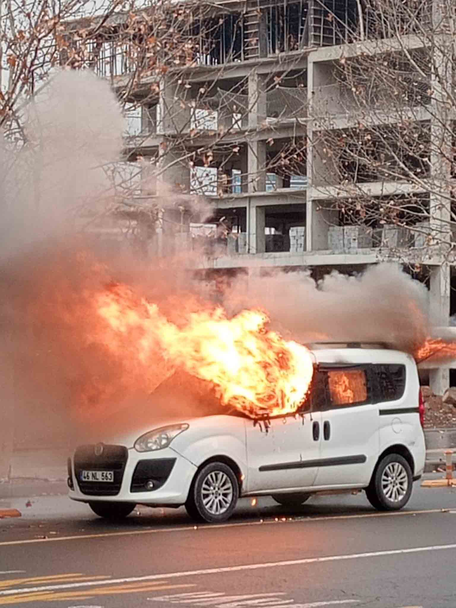 Diyarbakır’da Hafif Ticari Araç Yanarak Kullanılamaz Hale Geldi 2