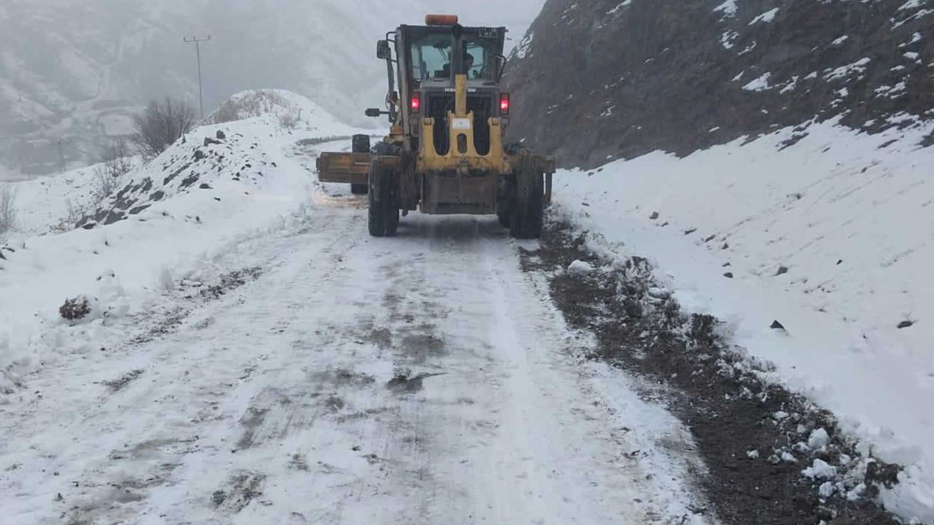 Diyarbakır’da Kar Yağışı Nedeniyle Kapanan 216 Kırsal Mahallenin Yolu Ulaşıma Açıldı 3