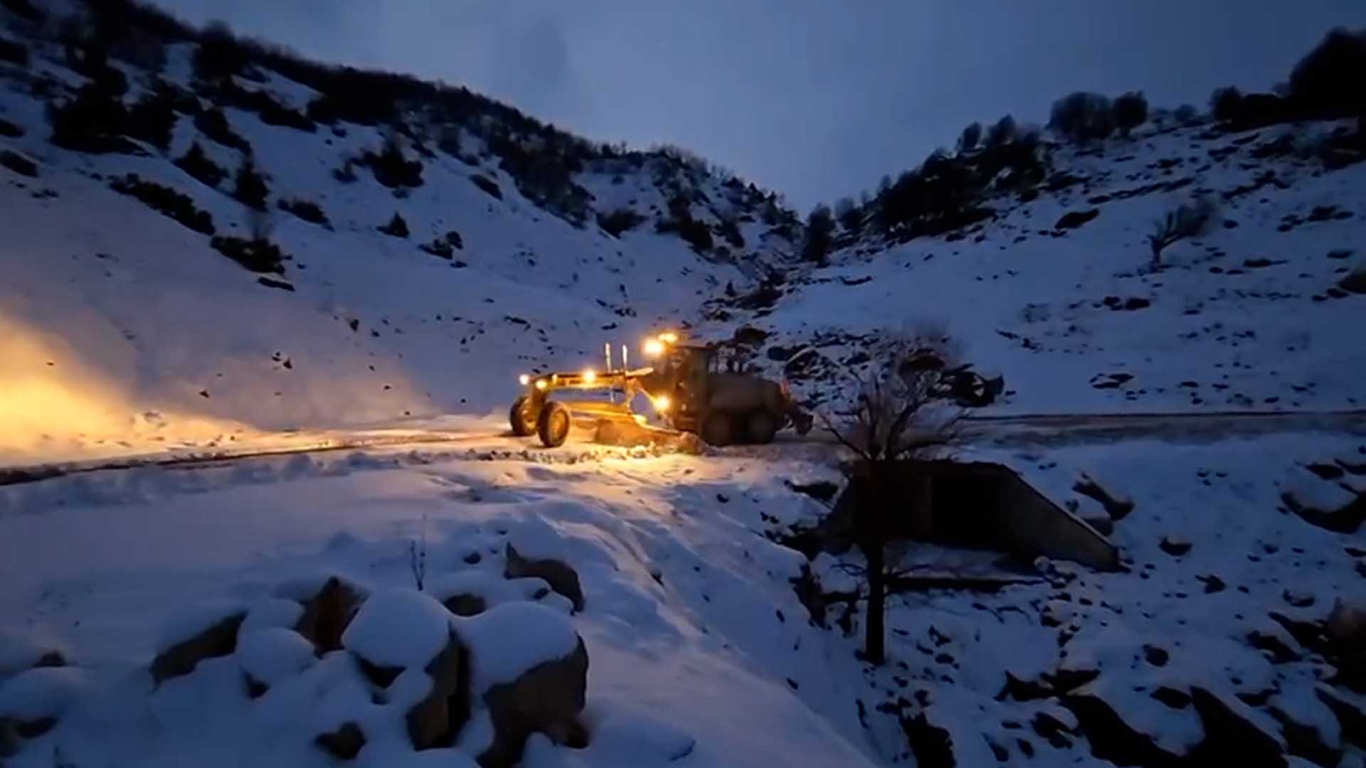 Diyarbakır’da Kar Yağışı Nedeniyle Kapanan 216 Kırsal Mahallenin Yolu Ulaşıma Açıldı 4