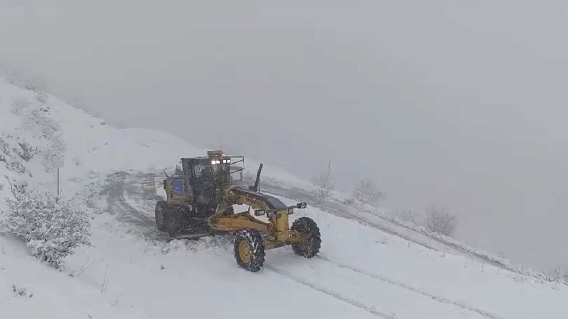 Diyarbakır’da Kar Yağışı Nedeniyle Kapanan Yollar Ulaşıma Açıldı 2