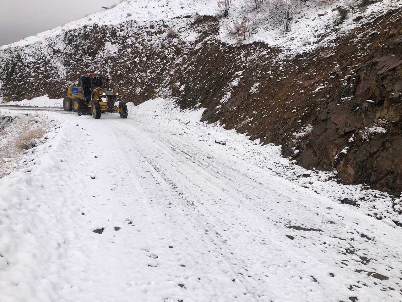 Diyarbakır’da Kar Yağışı Nedeniyle Kapanan Yollar Ulaşıma Açıldı 3