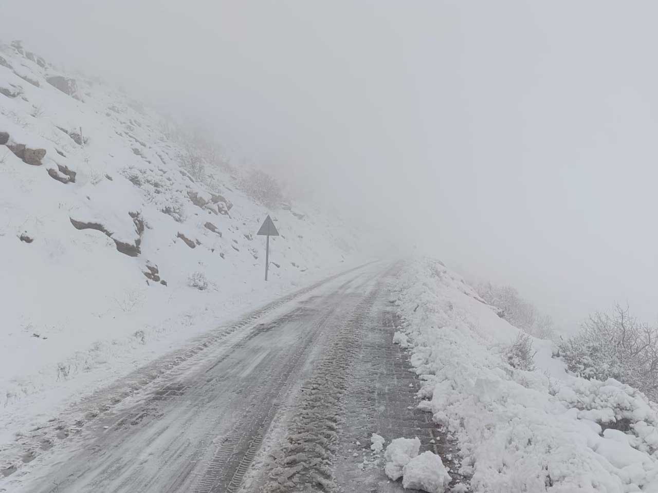 Diyarbakır’da Kar Yağışı Nedeniyle Kapanan Yollar Ulaşıma Açıldı 4