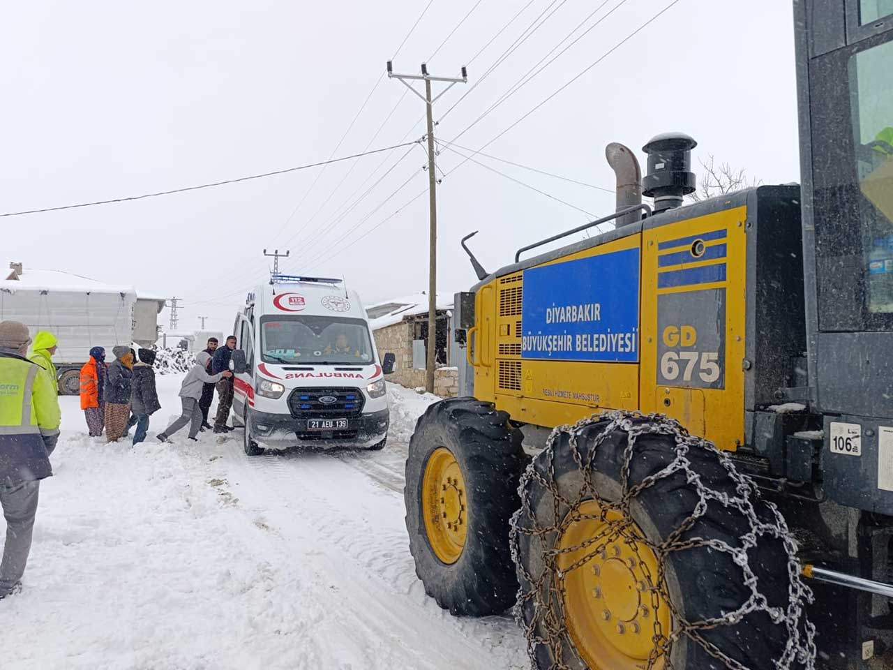 Diyarbakır’da Karla Kapanan Yollar Açıldı, Hastalar Ambulans Ile Hastaneye Ulaştırıldı 1