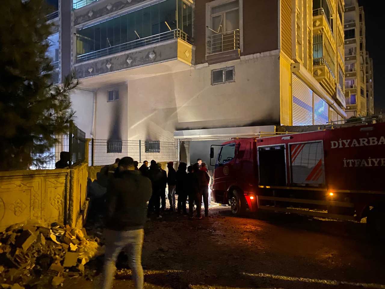 Diyarbakır’da Marangoz Dükkanı Yandı, 4 Kişi Hastaneye Sevk Edildi 1